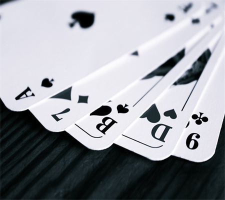 Chơi Bài và Cuộc Sống: Làm thế nào để thành công trong Poker Texas?